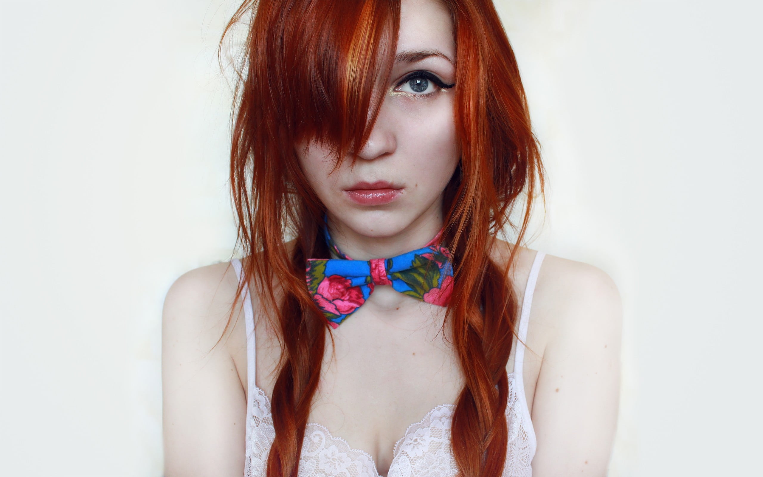 Косплей от LiLy Madison с рыжими волосами и желтыми чулками - порно фото