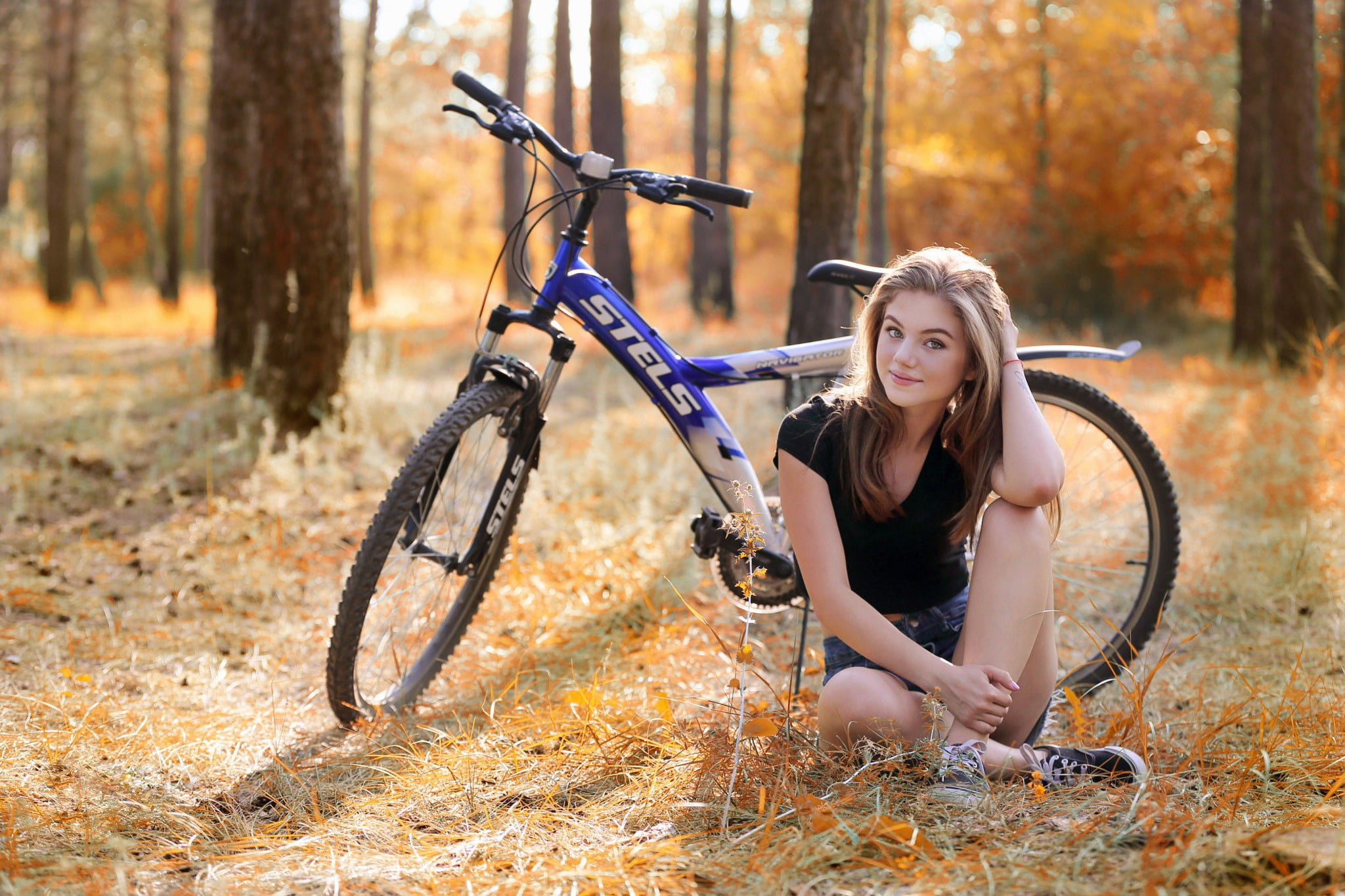 Велосипедистка в шлеме снимает шортики в лесу и дрочит манду пальцами
