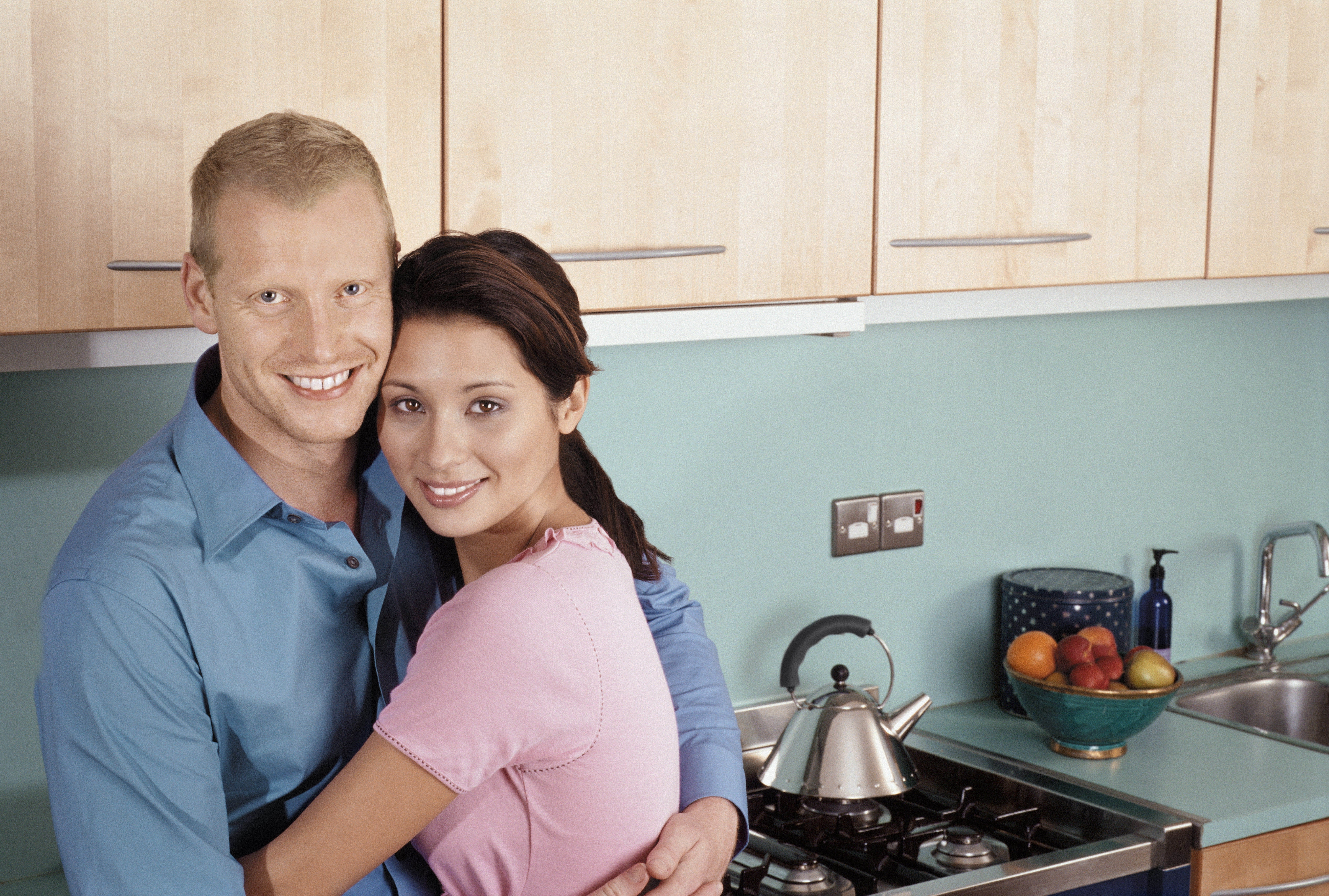 Сиськастая жена ебется с мужем на полу кухни