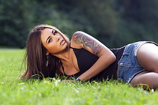 woman wearing black shirt and blue shorts lean on grass field HD wallpaper
