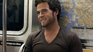 man wearing black v-neck shirt HD wallpaper