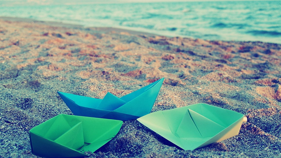 three paper boats on sand during daytime HD wallpaper