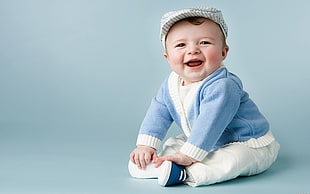 toddler sitting while laughing photo HD wallpaper