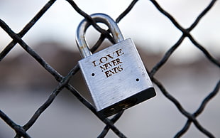 Love Never Ends padlock  in shallow photography HD wallpaper