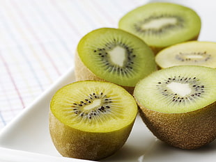 sliced kiwi fruits HD wallpaper
