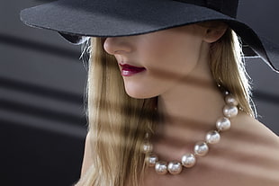 woman wearing black sun hat and white pearl necklace HD wallpaper