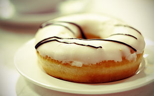 cream covered bagel in focus photography HD wallpaper