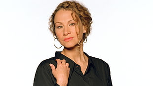woman wearing black polo-shirt outfit