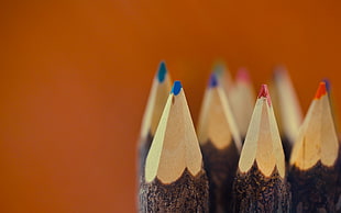 assorted-color pencil lot close-up photography