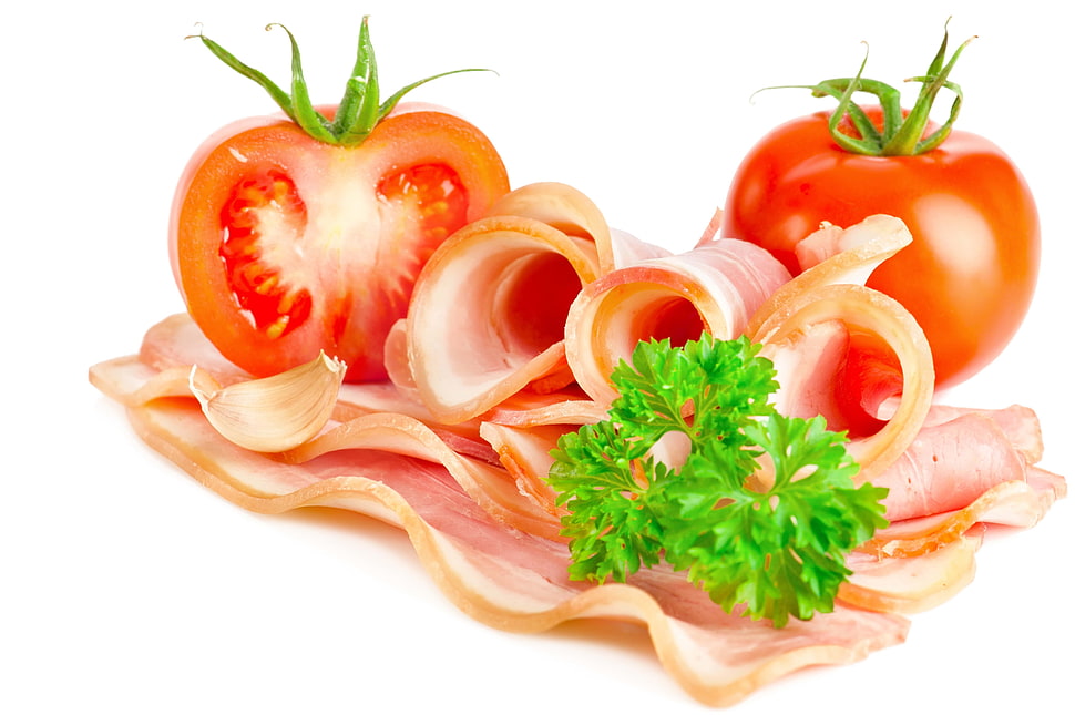 closeup photograph of sliced bacon and tomatoes HD wallpaper