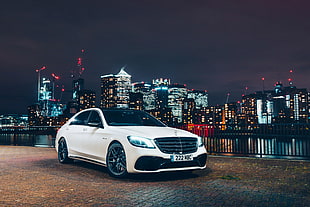 white Mercedes-Benz S-series in a distance of Brooklyn City HD wallpaper