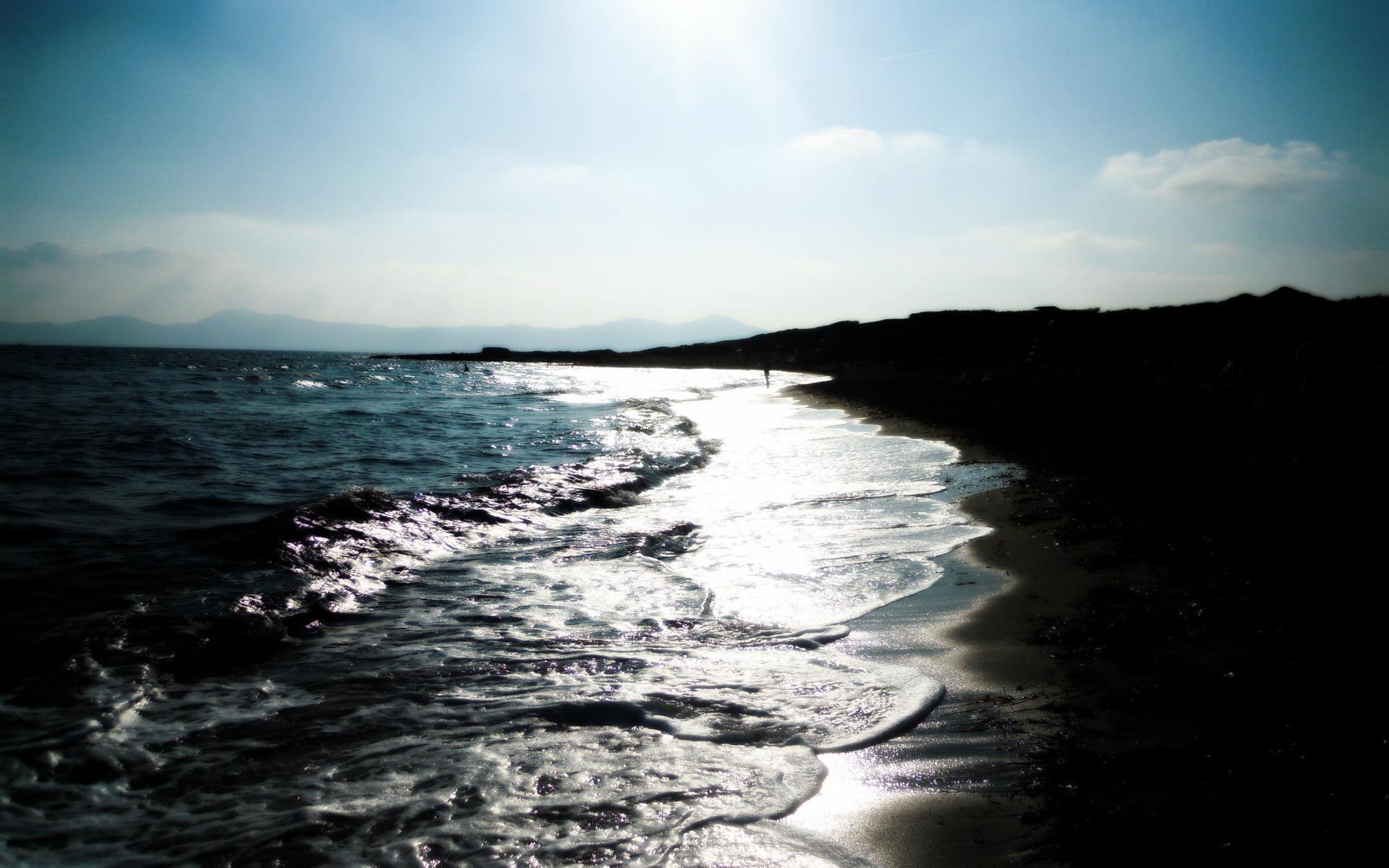 sea waves under blue and white sky