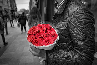 selective color photo of man holding bouquet of rose near the street HD wallpaper