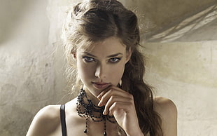 woman wear collar necklace HD wallpaper