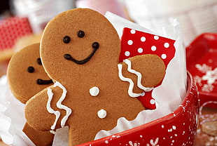 ginger bread on red pouch HD wallpaper