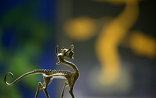 gray metal animal figurine HD wallpaper