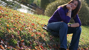 woman in purple long-sleeved shirt sitting on grass HD wallpaper