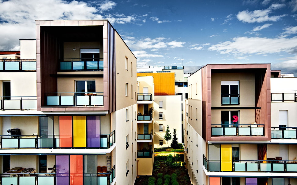 white and brown concrete high-rise building at daytime HD wallpaper