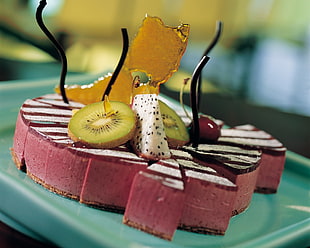 cake with sliced kiwi and dragon fruit HD wallpaper