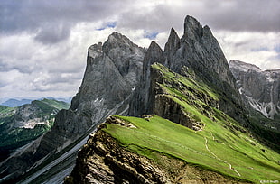 landscape photography of mountain under cloudy day