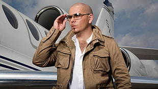 man in gray full-zip jacket wearing sunglasses HD wallpaper