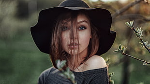 tilt shift lens photography of woman wearing black hat and scoop-neck top HD wallpaper