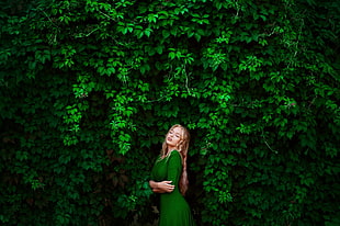woman wearing green long-sleeved dress against green tree HD wallpaper