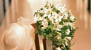 closeup photo of white petal flower bouquet HD wallpaper