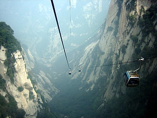 cable cars between hills during daytime HD wallpaper