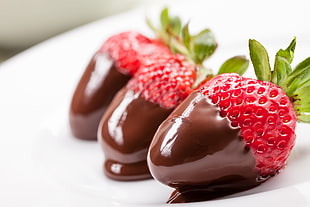 selective focus photography of three chocolate dipped strawberries HD wallpaper