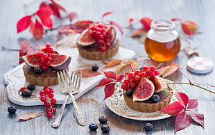 cupcake on board beside fork and tomato HD wallpaper