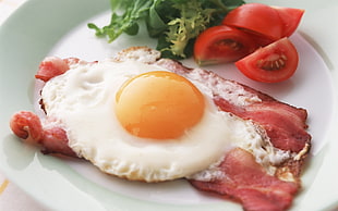 served sunny egg, sliced tomatoes and pork on white ceramic plate HD wallpaper