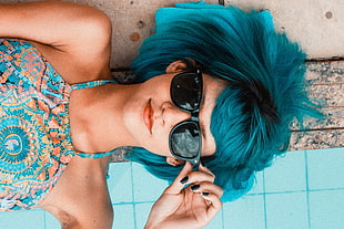 woman wearing wayfarer sunglasses HD wallpaper