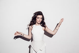 Lorde with white crew-neck sleeveless dress HD wallpaper