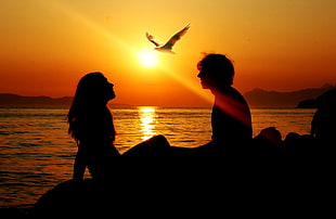 silhouette of a man and woman during sunset photo HD wallpaper