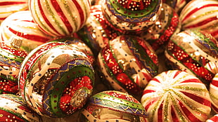 pile of Christmas Tree baubles HD wallpaper