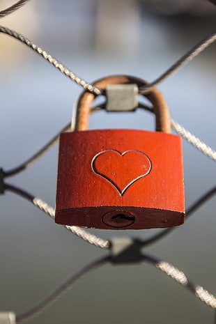 red padlock with heart print hang on mesh screen HD wallpaper