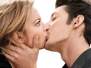 man kissing a woman photography HD wallpaper