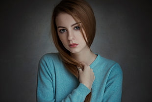 woman wearing blue long-sleeve shirt HD wallpaper