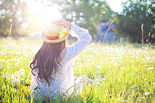 woman wearing brown sun hat