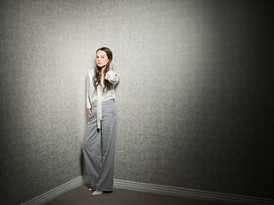 woman in white and grey long-sleeved overalls HD wallpaper