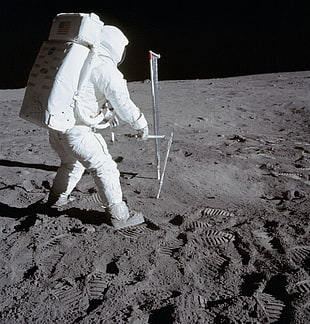 men's white astronaut suit, Apollo, Moon, astronaut HD wallpaper