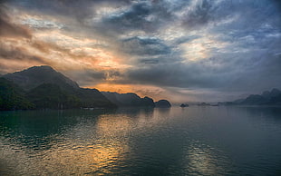 silhouette of mountain and lake, nature, landscape, Halong Bay, Vietnam HD wallpaper