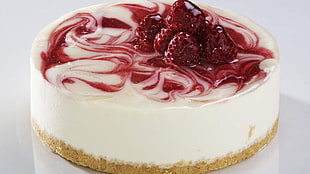 strawberry cheesecake with raspberry toppings HD wallpaper