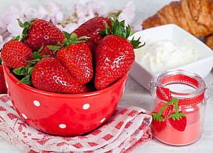 Strawberries,  Cream,  Juicy HD wallpaper