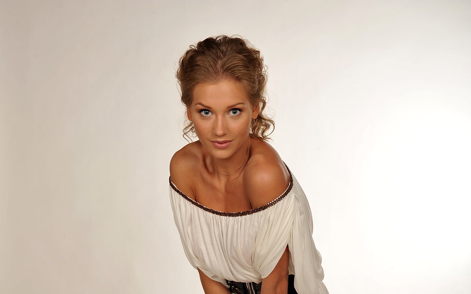 woman wearing white off-shoulder top HD wallpaper