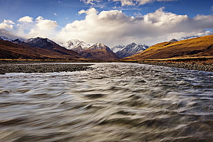 scenery of sea with mountains during daytime HD wallpaper