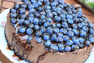 chocolate flavored cake with blueberry toppings HD wallpaper