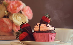 strawberry cupcake on plate HD wallpaper