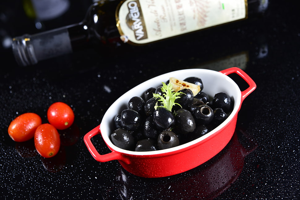olive on red casserole dish HD wallpaper